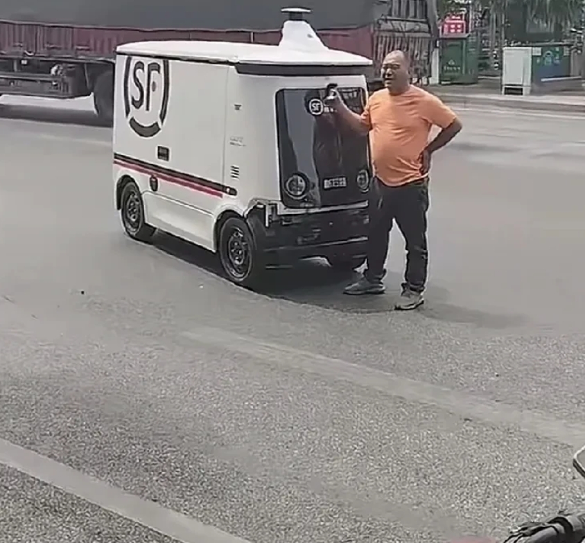 大哥开车被无人驾驶车刮蹭！上去拦着无人驾驶车不让走，无人驾驶车被拦无法正常行驶，