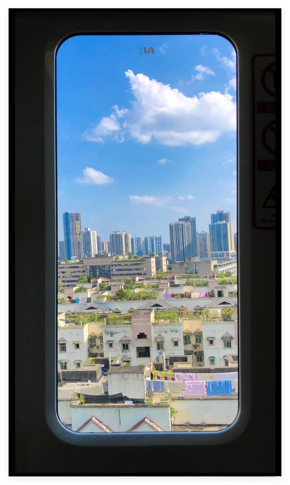 没有翻新之前的重庆大渡口区日月光小区，好像是2019年夏天乘坐轻轨2号线的时候，