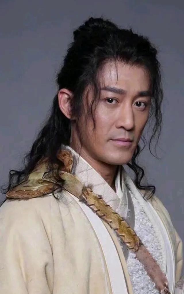 说实在的，
你以成年人的年纪演小青年，
三十多岁去抢二十多岁的饭碗，
我们忍了，