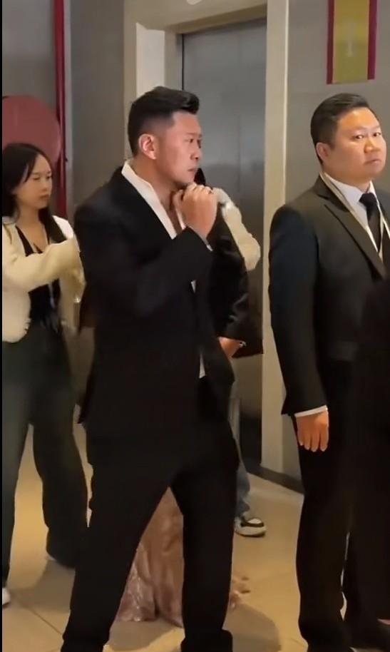 一个39岁的老美妇人
这些年钱也赚足了，因为身份尴尬，一直没能拿奖，估计粉丝观众