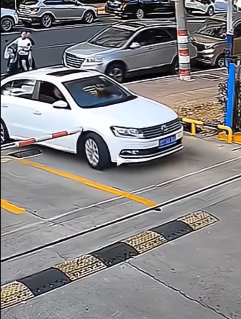 在通过道闸时，应遵循“一车一杆”的原则，确保安全通行。此外，这条道路显然不是非机