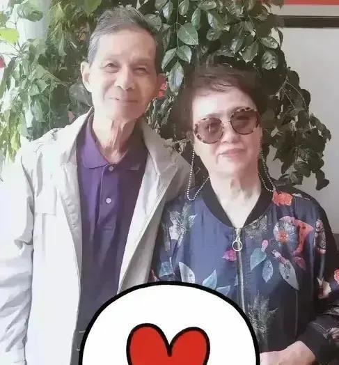 朱媛媛的父母看起来很慈祥，母亲端庄，像是知识分子，女儿遗传了她的好基因，父亲虽然
