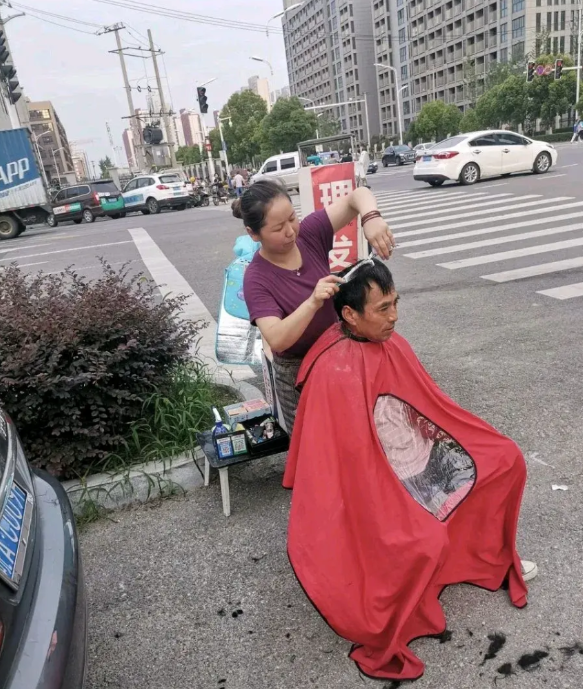 只要有市场，生意就垮不了，就像深圳路边很多10元快剪，那受欢迎程度很高了！22年