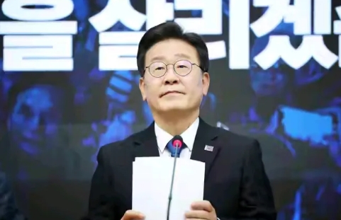 李在明不出席九三大阅兵，却接下特朗普邀请函，称中国崛起是挑战。

李在明还是变了