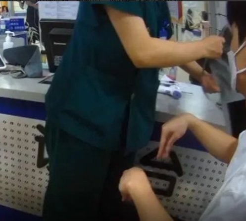 湖南一男生跟父亲吵架，没想到，男生的双手突然痉挛僵硬。送往医院后，医生诊断为中毒