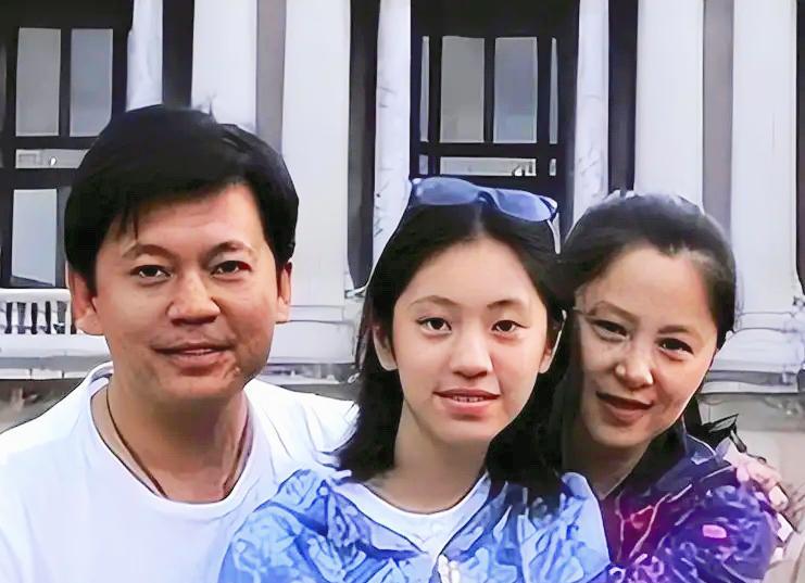 谁能想到《亮剑》里文质彬彬的赵政委何政军，当年为考中戏敢跟硬核老爸“硬刚”？军人