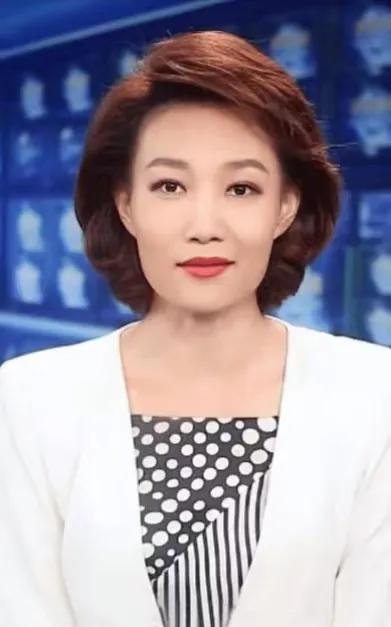 李梓萌，1977年出生于辽宁沈阳，毕业于中国传媒大学。2000年成为央视播音组成
