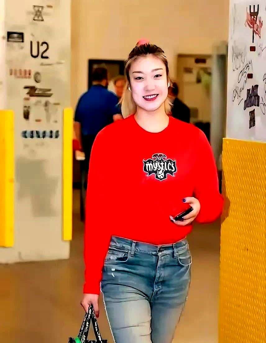 估计李梦回归这事快了。

你们发现没？

有些人生来就是吃这碗饭的，手里