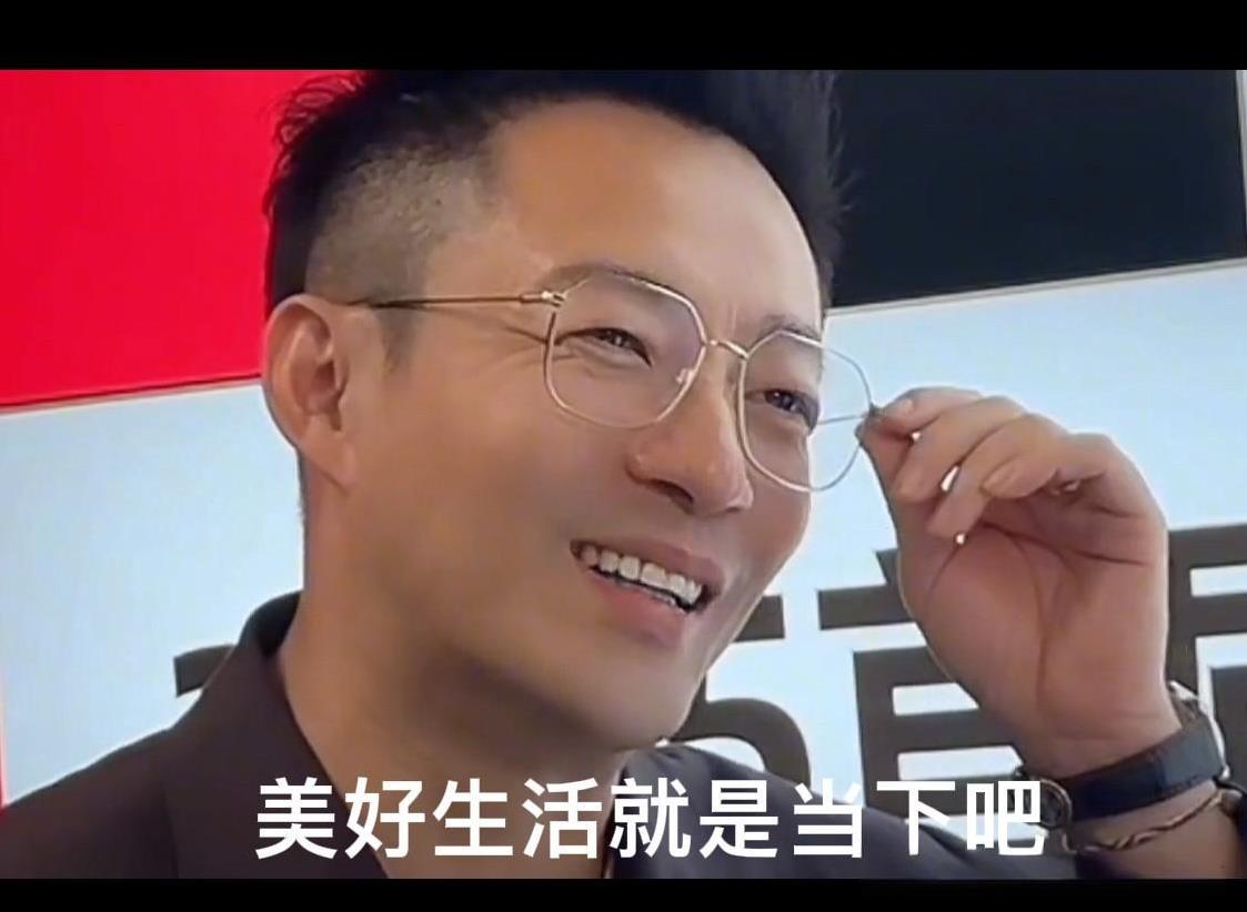 今天，寿星汪小菲接受了首届美好生活节的展会方的采访！
在被问到在他心里，什么是美