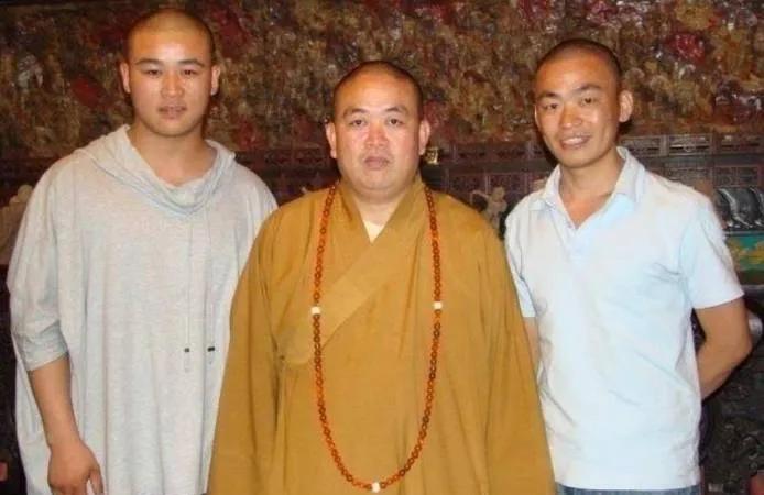 鱼龙混杂，本人迄今为止没进过庙门，没拜过佛，没贡过香。
这样的地方，想起来我就害