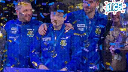 这场金雨太漂亮了，但沐浴在金雨中的东东更漂亮！
当他举起奖杯的那一刻，真是心潮澎