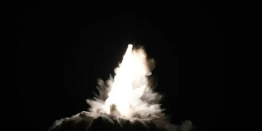 美国这是要打核战了？9月26日美媒爆料，美海军居然在本月试射4枚未携带弹头的核导