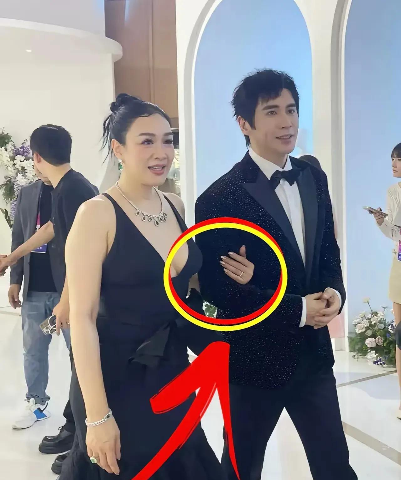 感觉他们两个挺般配挺恩爱的。
钟丽缇是极品美女，名气大，虽然多婚，但魅力仍然不减