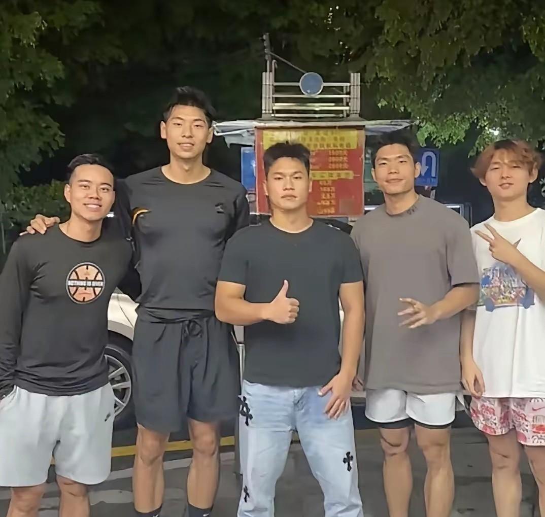 崔永熙彻底融入东莞生活！
近期，崔永熙分享自己与朋友们在东莞街头吃美食的照片，并