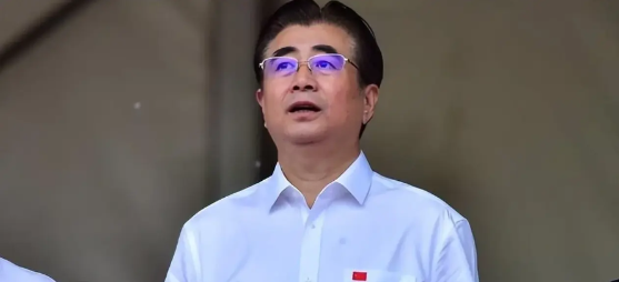 宋凯万万没想到，一个月左右的时间里，中国足球输的“裤衩都没有了”！

中国足球在