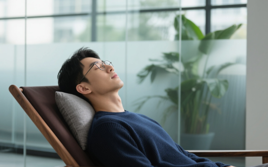 女院士从没想过，只是让竹马以她老公的身份和她一起参加学术会，回来后老公就递上了离婚协议