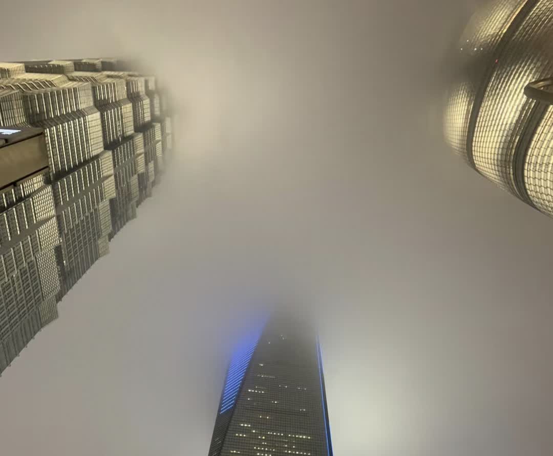 现在结婚，门当户对才是主流。
曾经的爱情誓言，如今听起来像笑话。
实用主义盛