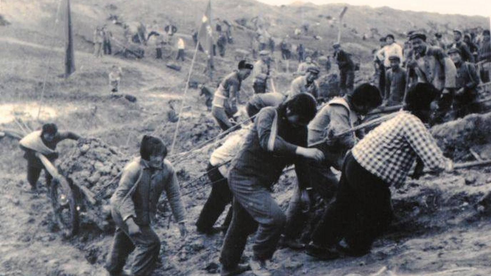 建国初期由于冷战阴霾的存在和奠定工业基础的需要而先发展重工业