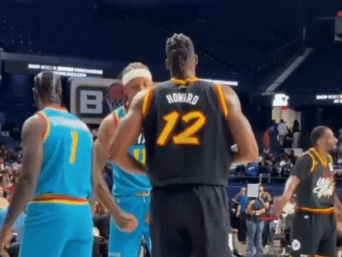 现在霍华德混的真憋屈。
洛杉矶湖人不要，他只能去洛杉矶的big3暴动队打球。
原