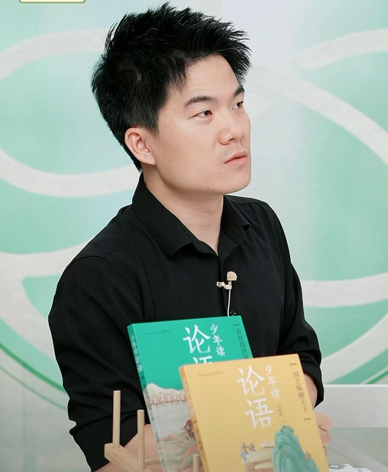 你知道顿顿直播有一点不如宇辉的是什么？
不谈才华不谈直播内容但说直播间观感！
以