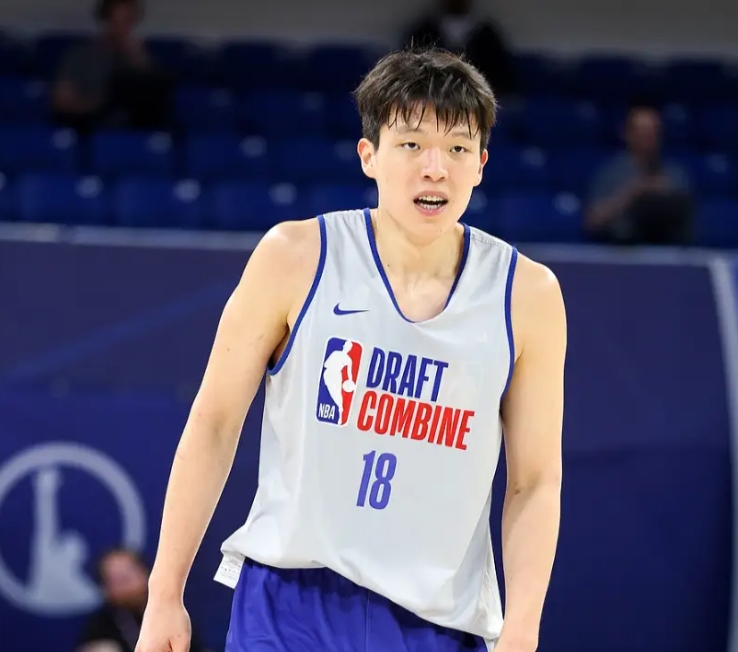 杨瀚森感觉去魔术也很有机会啊，纪录片里魔术很喜欢他
