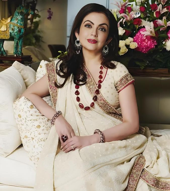 印度首富老婆：600个仆人伺候，每块宝石都有手掌大，鞋只穿一次！当印度人还在吃上