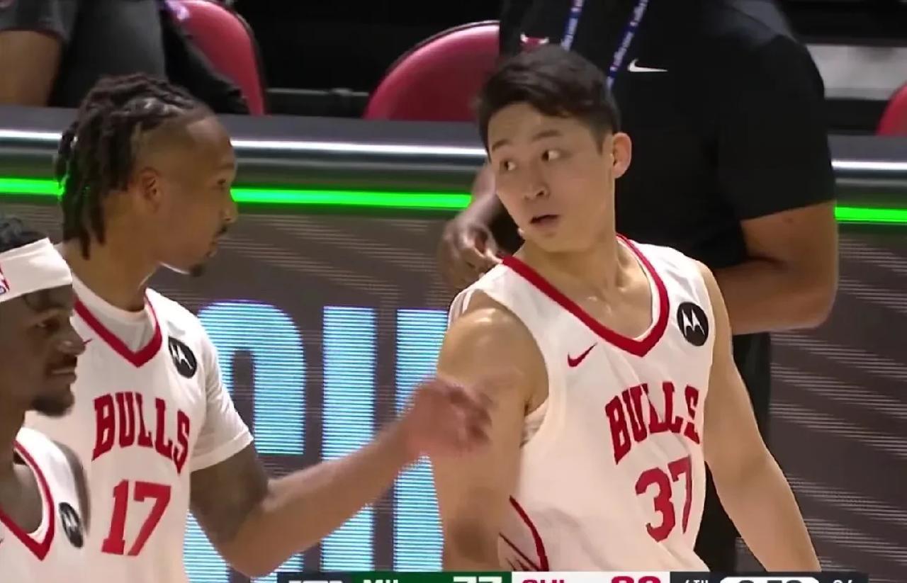 徐杰在亚洲杯老对手河村勇辉，今天在nba夏季联赛再次大发神威，带领红牛击败雄鹿的