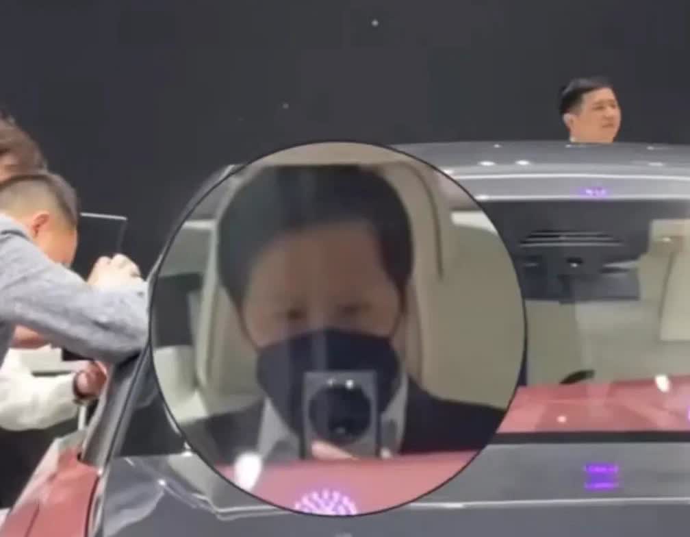 雷军上海车展去看了宾利，还拿出手机拍了内饰照片！

这下不知们宾利会不会瑟瑟