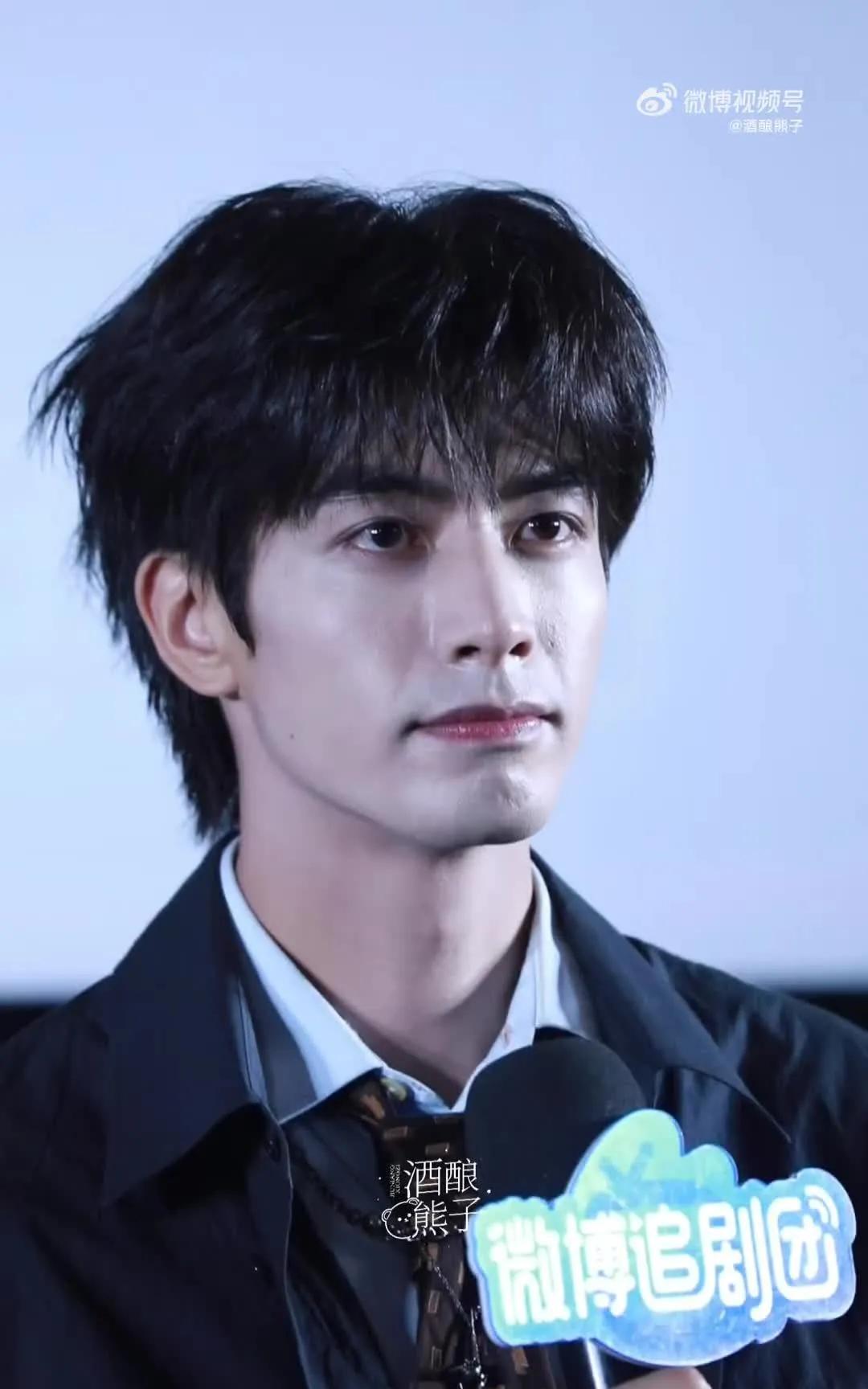 宋威龙：95生颜霸的颜值天花板，生图暴击全网
当#宋威龙好帅#的词条空降热搜TO