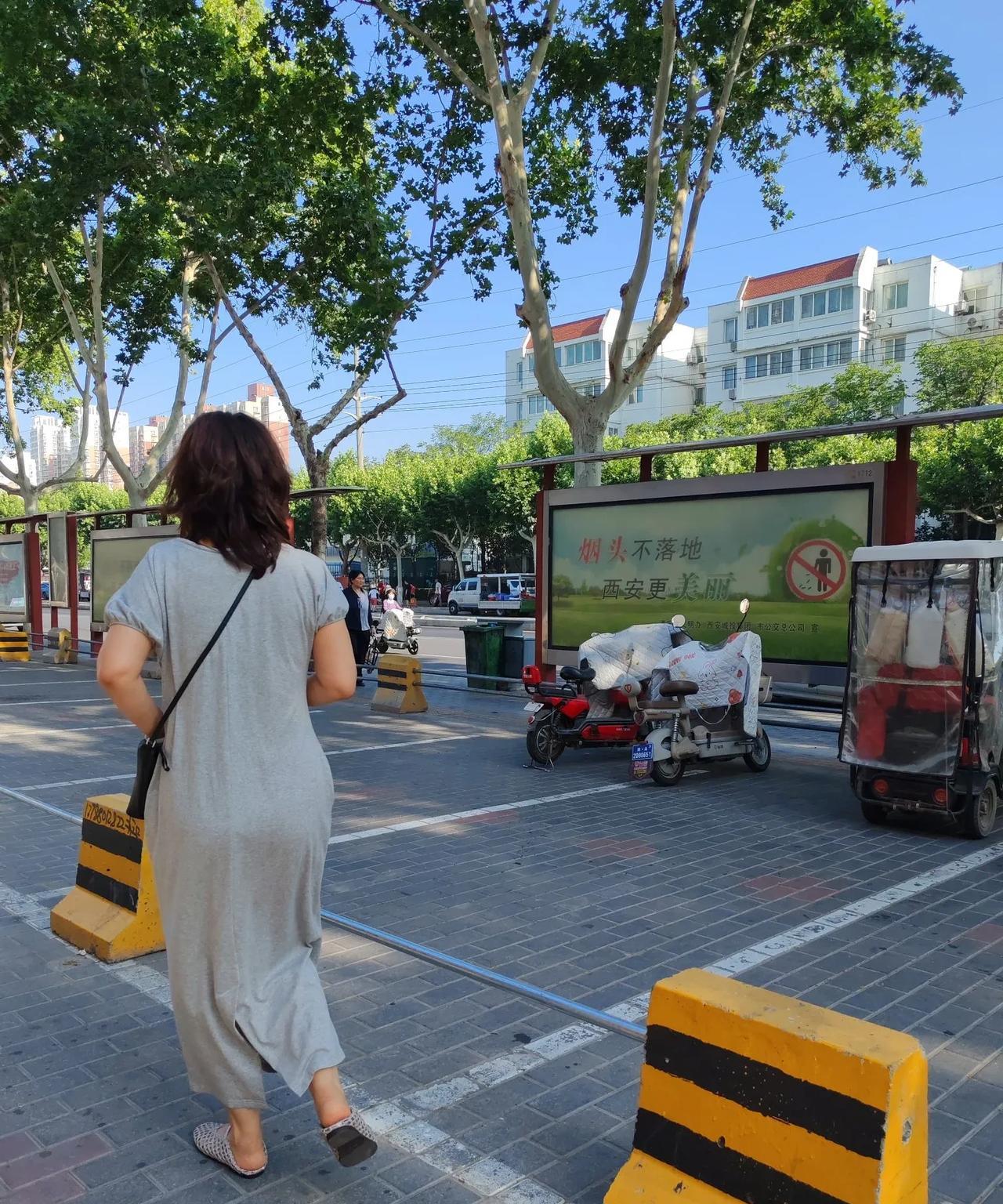 身材才是顶配。
这是我昨天在街头拍摄到的几张图片，发现女人对服饰有误解，女人执着