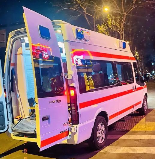 救命车变 "讨伐车"？2.8万"天价救护车"真相曝光。
网友怒斥：ECMO开机都