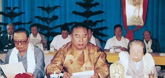 1987年，十世班禅大师创办了中国藏语系高级佛学院，并担任院长，图为十世班禅和邓
