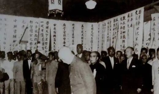 1992年，阎锡山的小儿子回到山西忻州，在老宅门口老泪纵横。然而就在他抬脚准备回