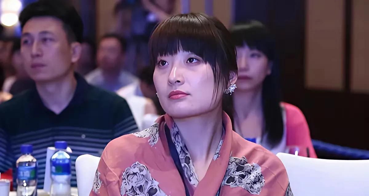 亲姑姑既不说她错也不说她对，叔叔斥责“太过分了，不要赶尽杀绝”，后妈一家为了抢财