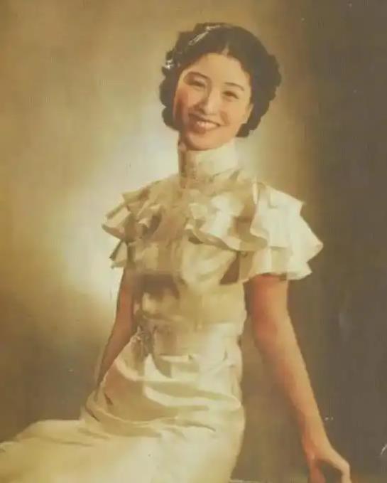 1940年深夜，郑苹如悄悄被押到小树林，特务看着她长得太漂亮了，实在是不舍得开枪