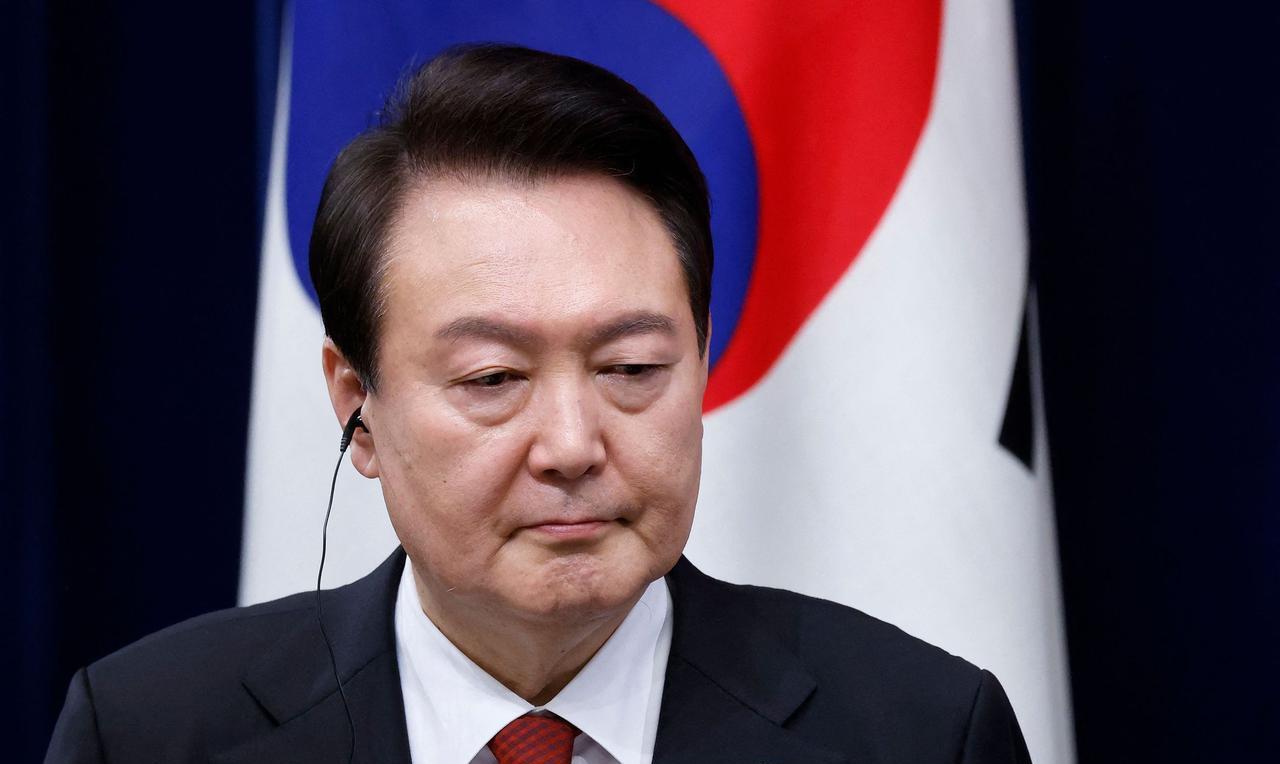 刚刚获释才4个月，韩国前总统尹锡悦就再次被捕。在韩国首尔中央地方法院签发对前总统