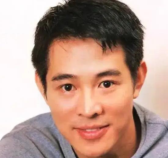 当年《少林寺》有多牛？
李连杰曝片酬，鲁豫惊掉下巴！
鲁豫好奇询问：“你拍《少林