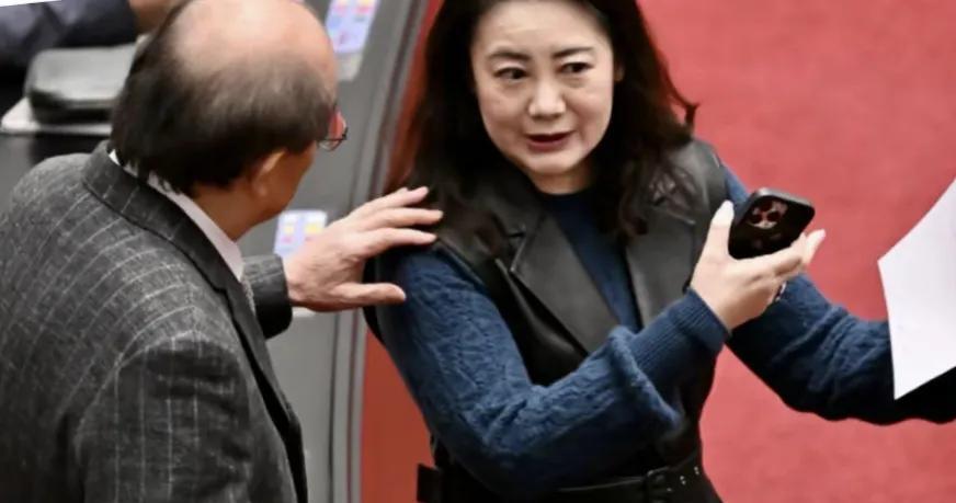 统一还是要靠大陆的武统。从台湾政治的形态来看，民进党已经变本加厉在搞台独，发起大