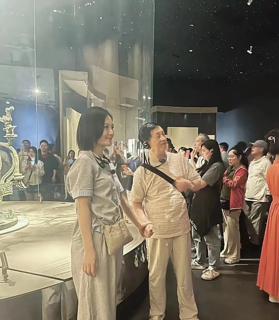 谢娜跟爸爸现身三星堆博物馆，许久不见的谢娜看起来气色很好，皮肤紧致白皙，身材也保