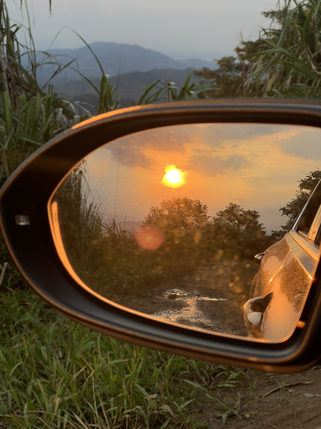 后视镜的风景
看后视镜猜车
一台迈腾，一台亚洲龙。
一个后视镜的日落；
一个后视
