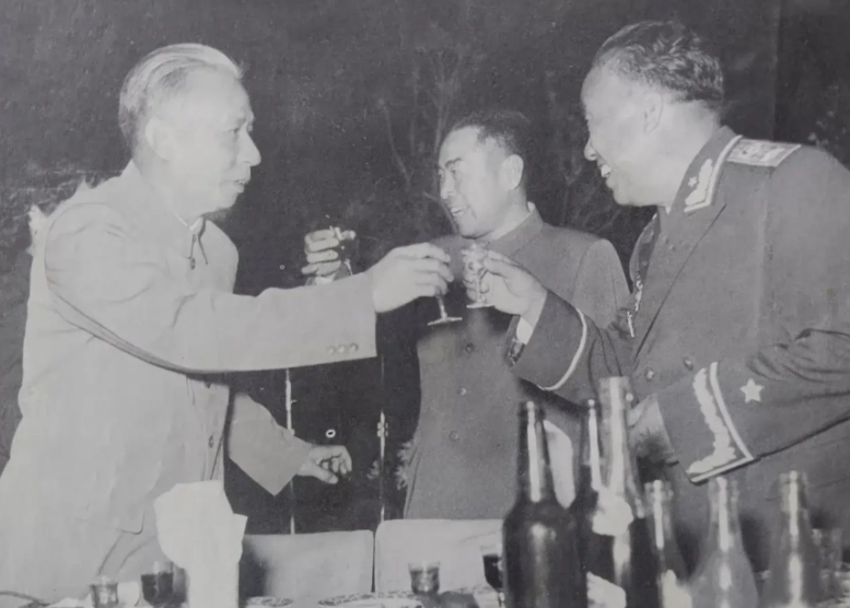 大授衔结束后，刘少奇给朱德敬酒的一幕，氛围融洽！

1955 年授衔结束后，有这