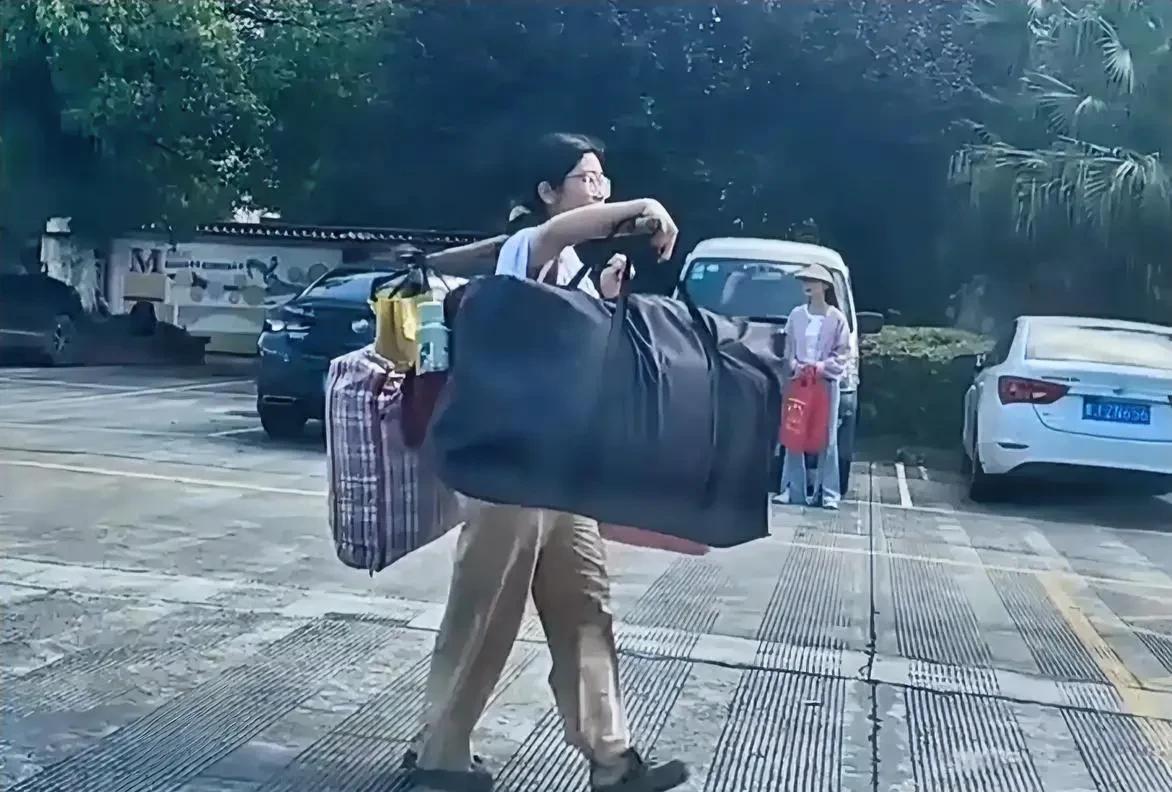 广西桂林女孩挑着行李回家的举动，瞬间滋润了高考后的枯燥与焦灼，也点燃了这个夏天的