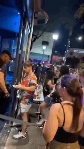 胆子不小啊敢招惹夜场保安！真的会揍你的[捂脸]