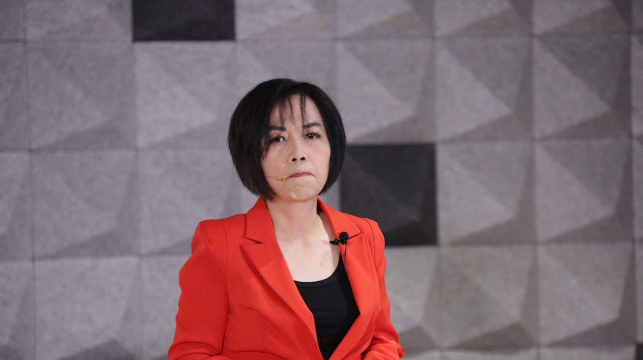 针对台湾名嘴黄智贤最近的表现，有网友指出她的争议点：
1、只反“台独”，不反民进
