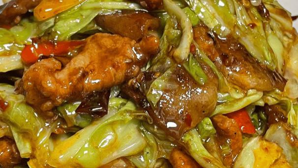 包菜炒肉：三块钱的锅气，香到楼道都冒烟
