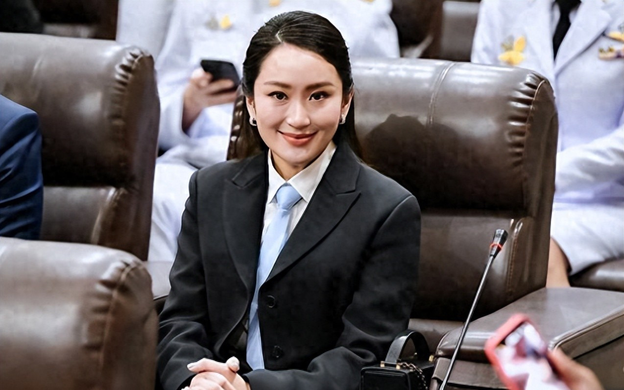 泰国总理佩通坦涉险过关











天呐！泰国总理佩通坦刚上任就摊上事