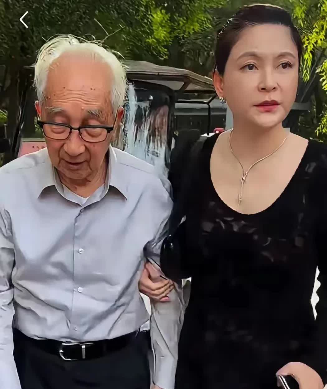 老夫少妻相差45岁，看起来也是很般配的，存在的，就是合理的，只要彼此相吸，就是一
