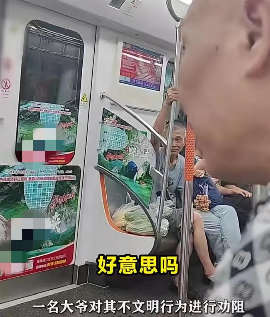 近日，在武汉地铁上，一名女子悠闲地吃着莲蓬，把皮吐得满地都是！
旁边的乘客没人敢