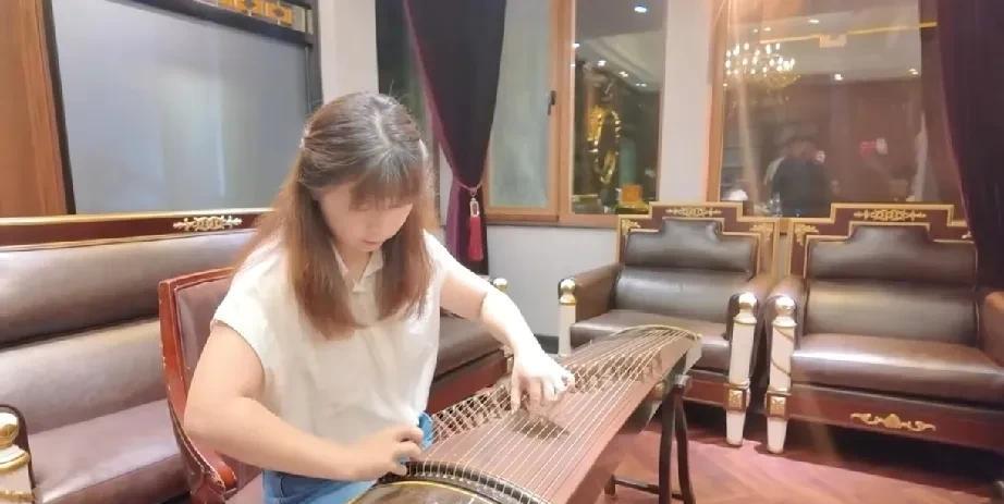 阿楠表哥表嫂简直是宝藏级队友！表哥拍剪视频是真有一套，经他手的内容点击率蹭蹭涨。