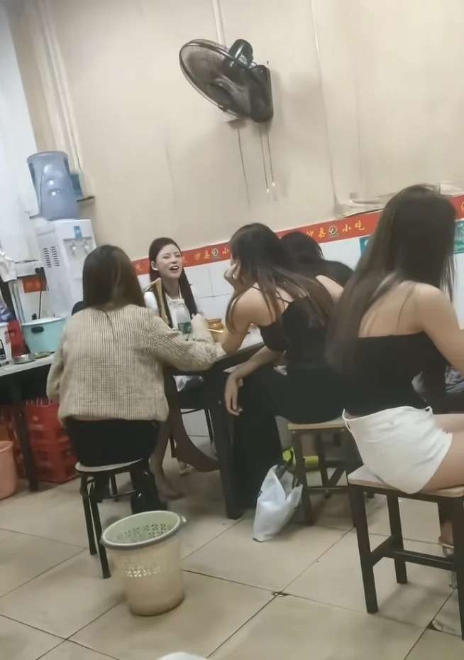现在的年轻人真不注重养生，晚上都不带睡觉的
